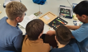 Schüler beim Experimentieren in der Forscherklasse