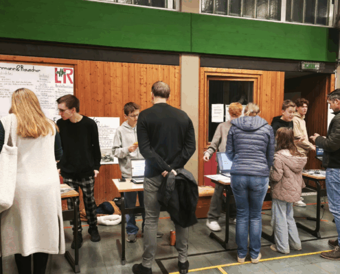 Präsentation der Berufe mit Plakaten und Präsentationen