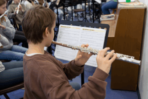 Schüler der Bläserklasse spielen Instrumente