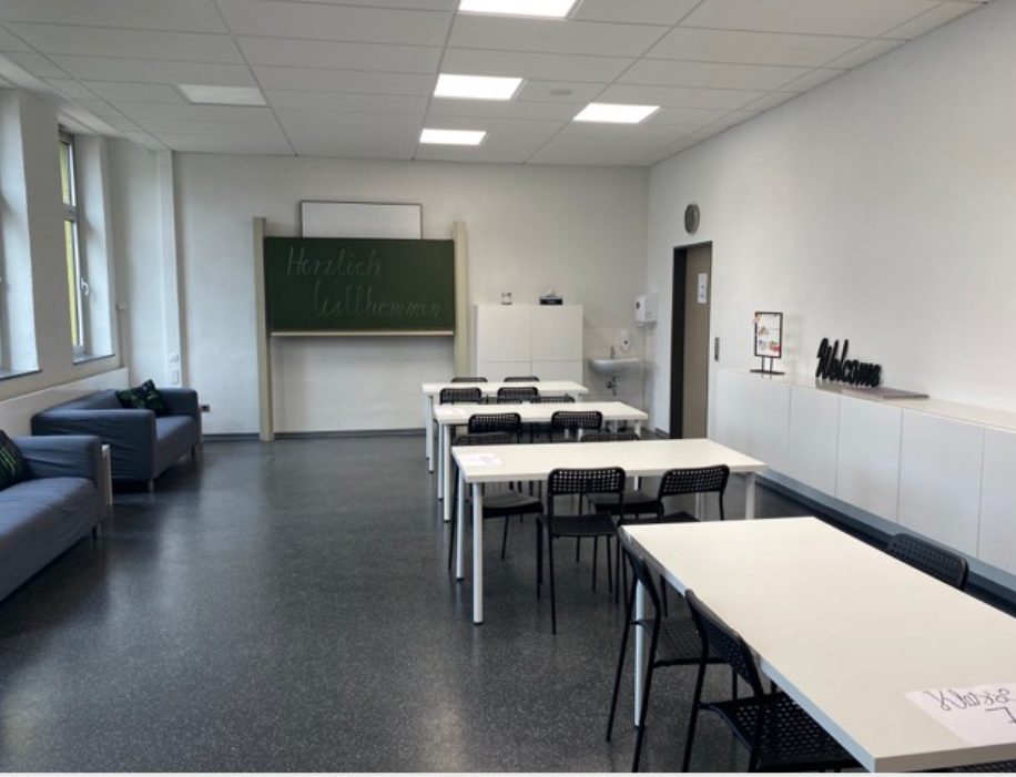 Der Ruheraum der Ganztagsschule mit Sofas und Sesseln