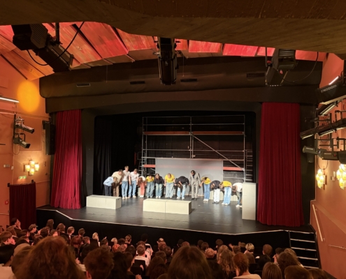 Großer Applaus im Schlosstheater Neuwied - Das Junge Ensemble nach der Aufführung von Sonne und Beton