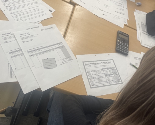 Praktisches Arbeiten mit Steuerformularen: Vorbereitung auf die eigene Erklärung.