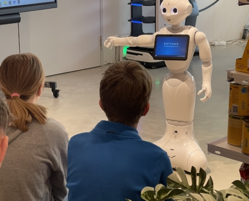 Lernen von der Maschine: Schülerinnen und Schüler erkunden neue Technologien.