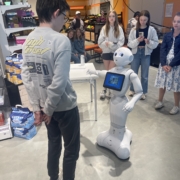 Ein Blick in den Supermarkt der Zukunft: Interaktion mit einem Roboter-Assistenten.