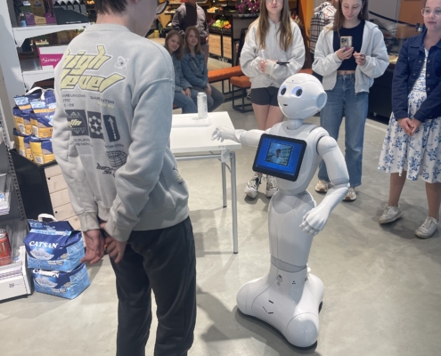 Ein Blick in den Supermarkt der Zukunft: Interaktion mit einem Roboter-Assistenten.