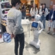 Ein Blick in den Supermarkt der Zukunft: Interaktion mit einem Roboter-Assistenten.