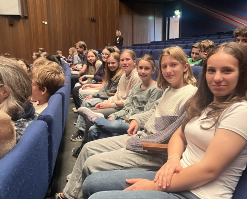 Gespannte Vorfreude im Zuschauersaal: Der MuK-Kurs wartet auf den Beginn der Oper.