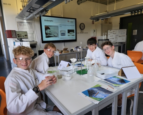 Die Nachwuchsforscher beim Experimentieren.