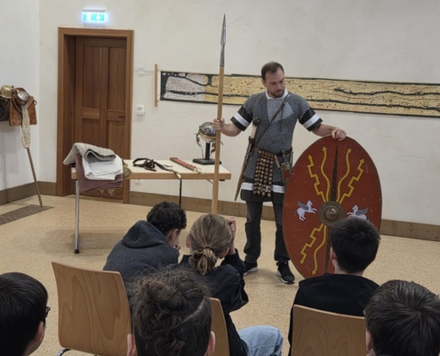 Herr Sieger in römischer Rüstung.
