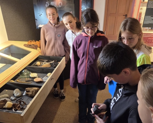 Auf Entdeckungstour im Museumsbereich des Kastells.