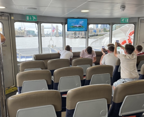 Auf der Themse Fahrt mit dem Schnellboot quer durch London