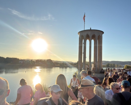 Beste Sicht nach Westen auf die tief stehende Sonne über dem Rhein