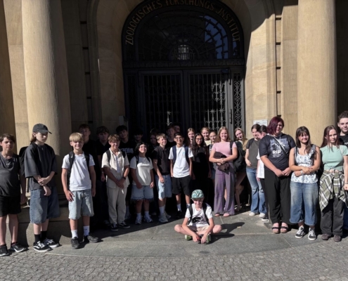 Die 8. Klassen der IGS Johanna Loewenherz vor dem Museum Koenig in Bonn