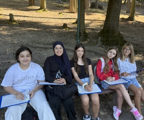 Die Klasse 6c beschäftigt sich mit ihren Beobachtungsaufgaben im Zoo Neuwied