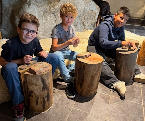 Die Schüler versuchen sich im Workshop im Museum Monrepos an alten Techniken.