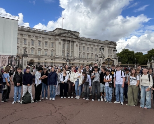 Die gesamte Reisegruppe vor dem historischen Buckingham Palace