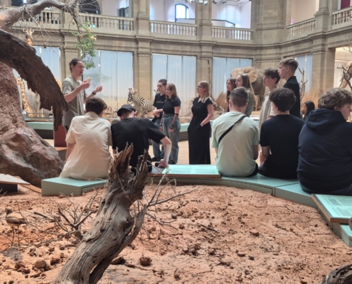 Eine Schülergruppe informiert sich im Museum Koenig über Tieranpassungen
