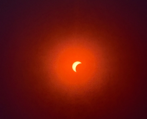 Nahaufnahme der partiellen Sonnenfinsternis mit hoher Abdeckung durch einen Spezialfilter