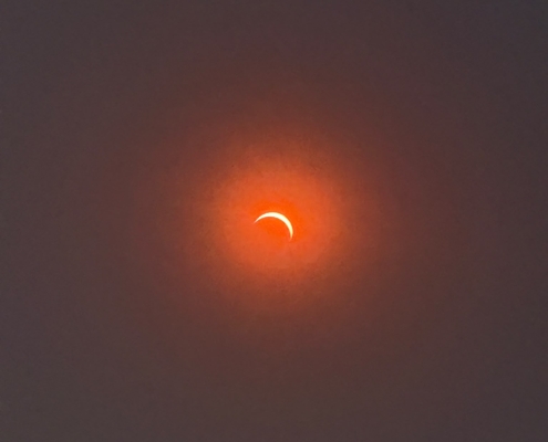 Nahaufnahme der partiellen Sonnenfinsternis mit hoher Abdeckung durch einen Spezialfilter