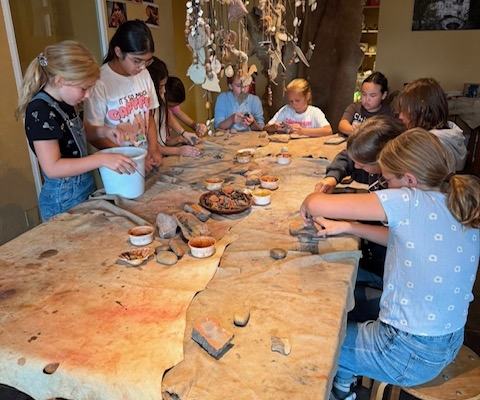 Schülerinnen und Schüler arbeiten konzentriert im Workshop-Bereich von Monrepos