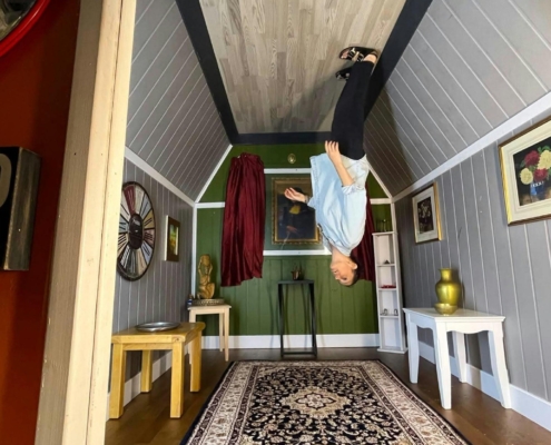 Verrückte Welt im Upside Down Haus in Brighton – alles steht auf dem Kopf