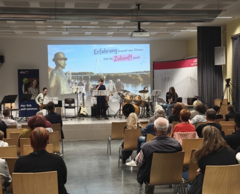 Die Bühne der „Langen Nacht der Demokratie“ in der vhs Neuwied, musikalisch begleitet von der Band der Musikschule..