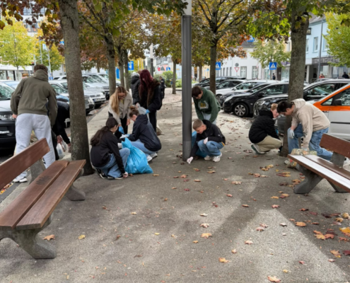 Mit großem Engagement sammelten die Schülerinnen und Schüler Müll auf, der unachtsam auf Straßen, Gehwegen und Randstreifen in der Innenstadt von Neuwied weggeworfen worden war.