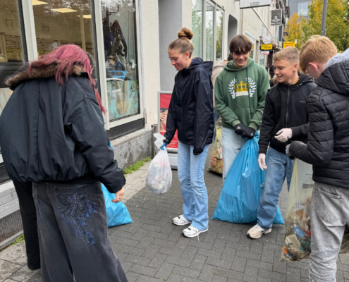 Mit großem Engagement sammelten die Schülerinnen und Schüler Müll auf, der unachtsam auf Straßen, Gehwegen und Randstreifen in der Innenstadt von Neuwied weggeworfen worden war.