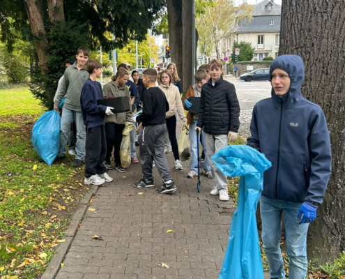 Mit großem Engagement sammelten die Schülerinnen und Schüler Müll auf, der unachtsam auf Straßen, Gehwegen und Randstreifen in der Innenstadt von Neuwied weggeworfen worden war.